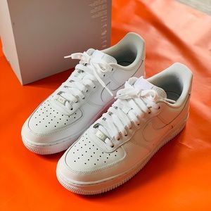 Women’s Air Force 1 07’, comes with box.